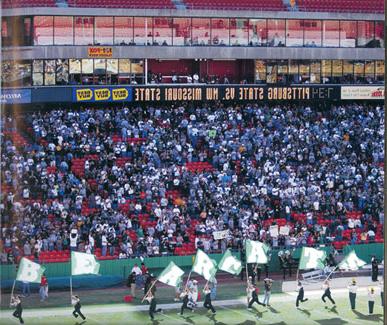 由于里肯布罗德体育场的翻新, the Northwest-Pittsburg State football game moved to Arrowhead Stadium in Kansas City in 2004.  这场比赛被称为冠军之战. The change of venue was so popular that Northwest continued to play against Pitt State in the NFL stadium in what is now known as the Arrowhead Fall Classic.